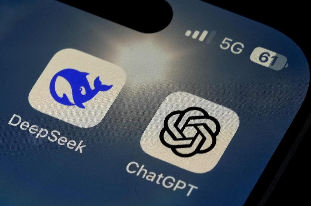 Los iconos de las aplicaciones de DeepSeek y ChatGPT en la pantalla de un smartphone Los iconos de las aplicaciones de DeepSeek y ChatGPT en la pantalla de un smartphone