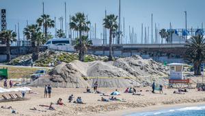 Les platges metropolitanes inicien l’estiu amb obres per fer