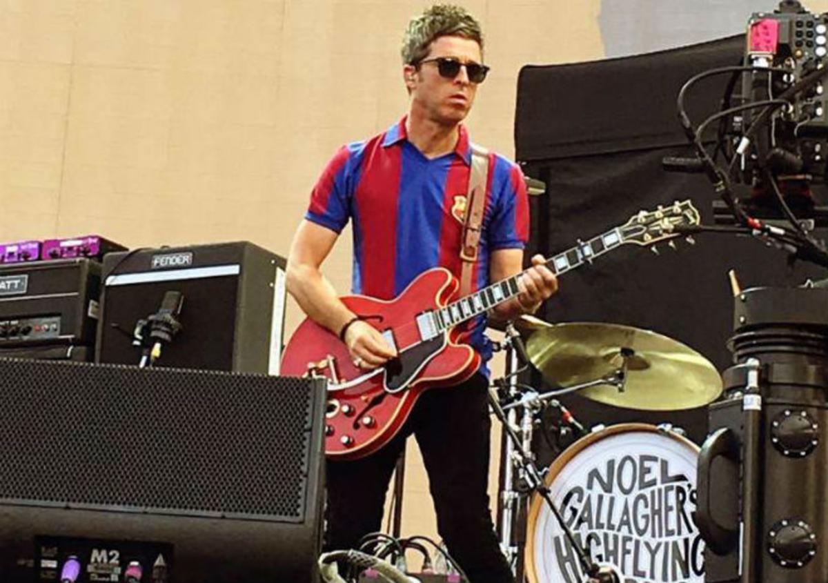 el-artista-britanico-noel-gallagher--con-la-camiseta-del-barcelona- el-artista-britanico-noel-gallagher--con-la-camiseta-del-barcelona-