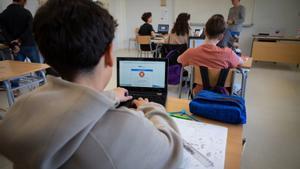 Un estudiante frente a su ordenador portátil en un instituto catalán, el curso pasado.