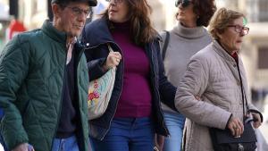 Deixar la feina per cuidar la teva mare: el nombre de dones que demanen excedència es duplica en 15 anys