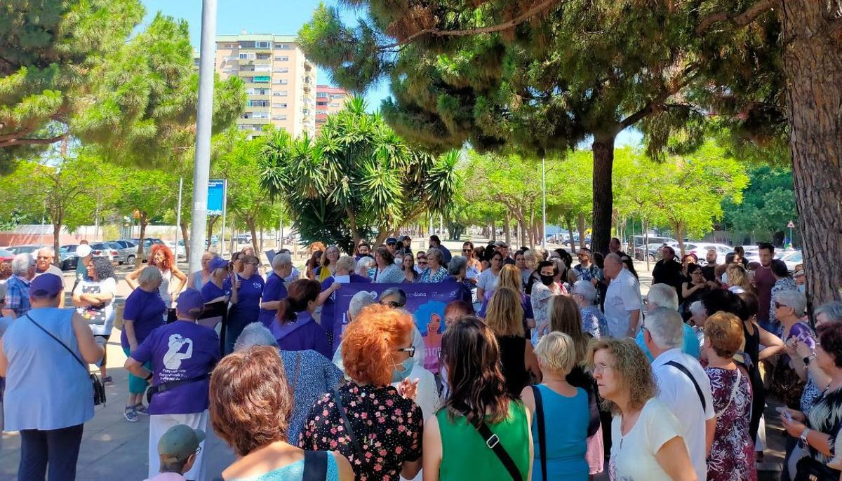 Veïns de l’Hospitalet es manifesten contra els intents d’agressions sexuals del Gornal Veïns de l’Hospitalet es manifesten contra els intents d’agressions sexuals del Gornal