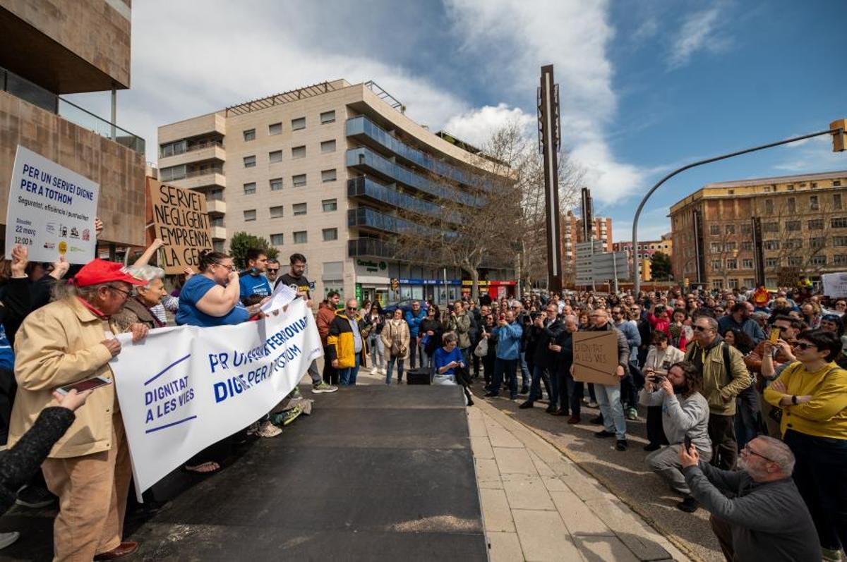 Decenas de personas durante la manifestación en Tarrragona para pedir el fin del “caos ferroviario”, este pasado sábado. Decenas de personas durante la manifestación en Tarrragona para pedir el fin del “caos ferroviario”, este pasado sábado.