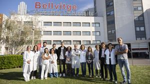 El equipo quirúrgico del Hospital de Bellvitge que ha llevado a cabo una técnica que permite extirpar cáncer de pancreas inoperables