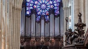Part del gran òrgan de la catedral de Notre-Dame de París.  | CHRISTOPHE PETIT TESSON / EFE