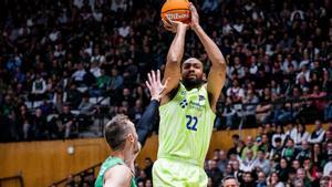 Jabari Parker tira a canasta en Badalona.