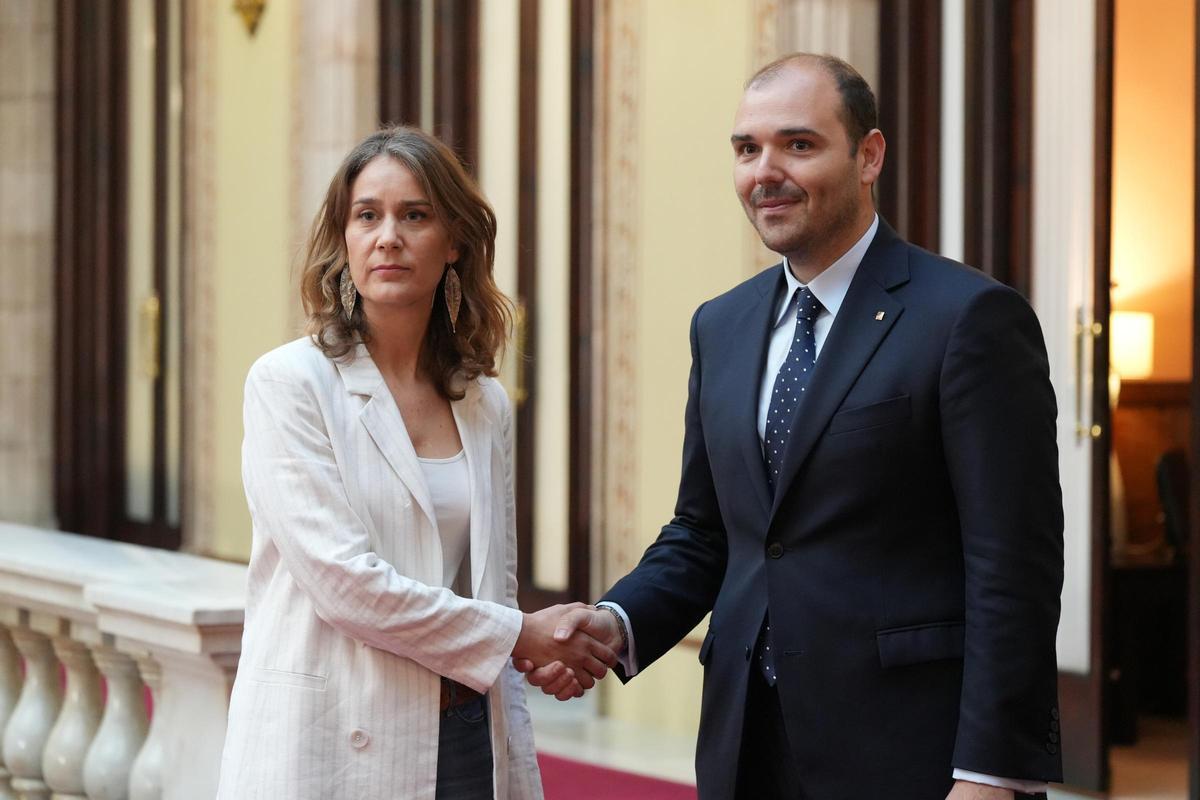 El conseller de Presidència, Albert Dalmau, y la líder de los Comuns, Jéssica Albiach, antes de reunirse para cerrar el acuerdo. El conseller de Presidència, Albert Dalmau, y la líder de los Comuns, Jéssica Albiach, antes de reunirse para cerrar el acuerdo.