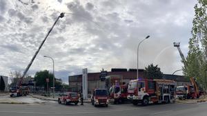Controlat l’aparatós incendi en una nau industrial de Mercabarna