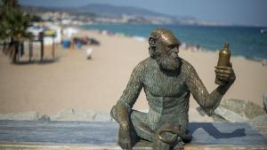 La figura del simio de Anís del Mono sobre el Pont del Petroli de Badalona