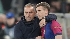 Flick charla con Dani Olmo antes de hacerle en la segunda mitad del Dortmund-Barça.