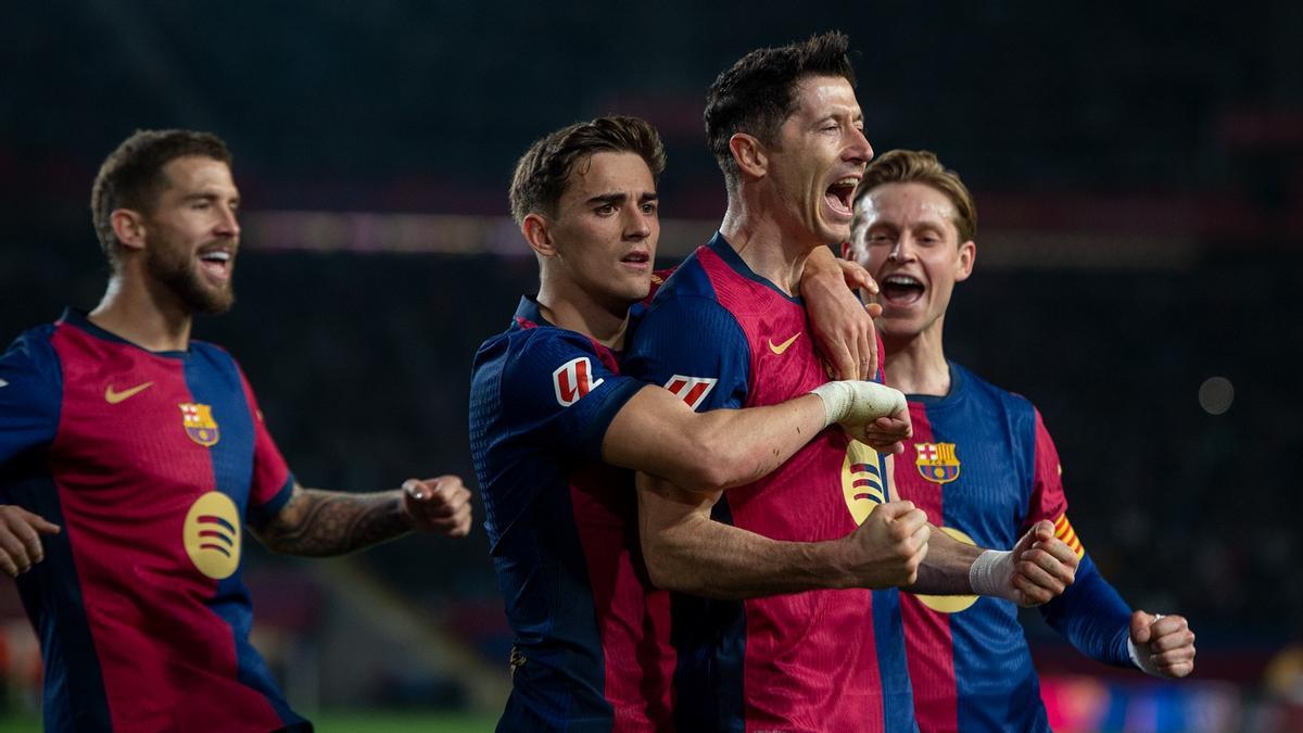 Iñigo Martínez, Gavi y Frenkie de Jong felicitan a Lewandowski tras marcar el 1-0 del Barça al Rayo en Montjuïc. Iñigo Martínez, Gavi y Frenkie de Jong felicitan a Lewandowski tras marcar el 1-0 del Barça al Rayo en Montjuïc.